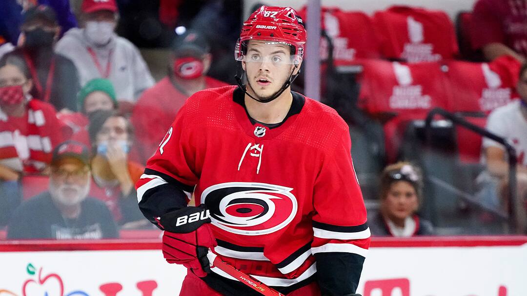 Jesperi Kotkaniemi envoie une pointe au Canadien de Montréal et aux anciens dirigeants