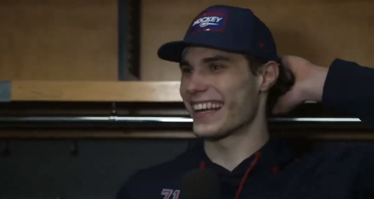 L’attaquant du Canadien de Montréal Juraj Slafkovsky démontre tout son naturel en entrevue
