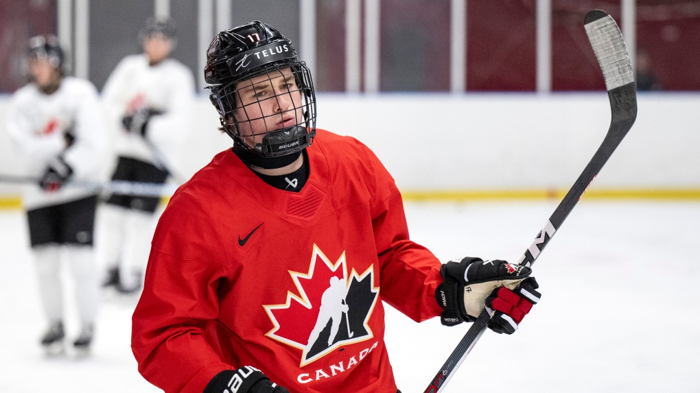 L’entraîneur-chef d’Équipe Canada junior dévoile ses nouveaux trios et Macklin Celebrini se retrouve sur la troisième ligne