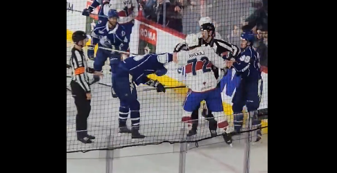 VIDÉO : Arber Xhekaj s’occupe de deux joueurs du Crunch de Syracuse en même temps