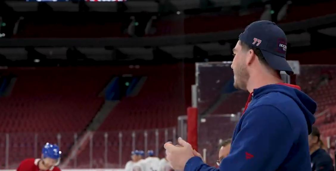 La présence active de Kirby Dach chez le Canadien capturée dans une vidéo