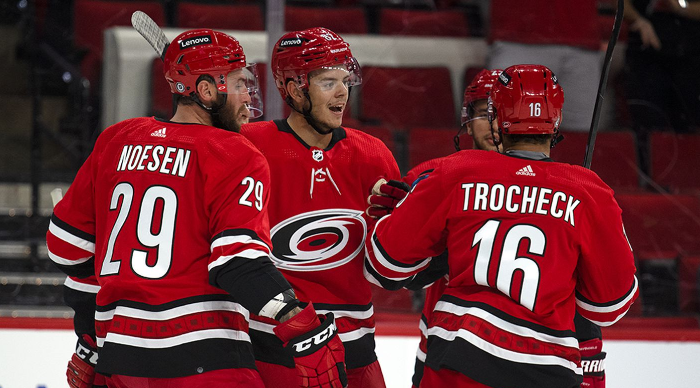 Jesperi Kotkaniemi évolue maintenant sur le quatrième trio