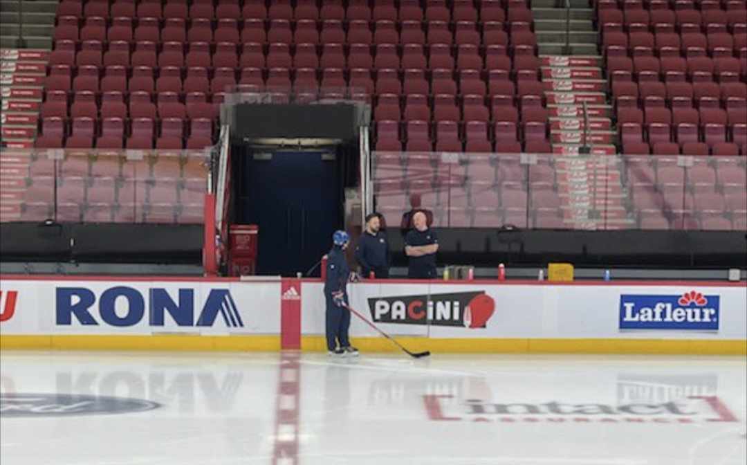 Belle surprise avant l’entraînement du Canadien : Alex Newhook a patiné pendant plusieurs minutes
