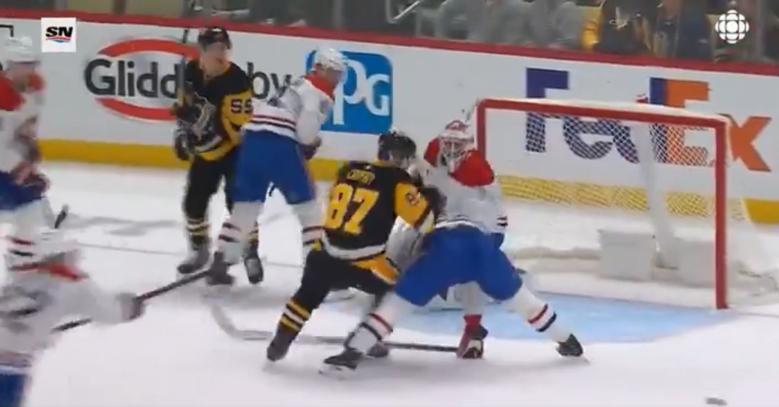 Sidney Crosby a failli couper Kaiden Guhle en plein visage