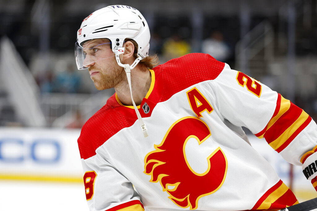 Elias Lindholm transigé des Flames aux Canucks : une équipe de moins intéressée à Sean Monahan