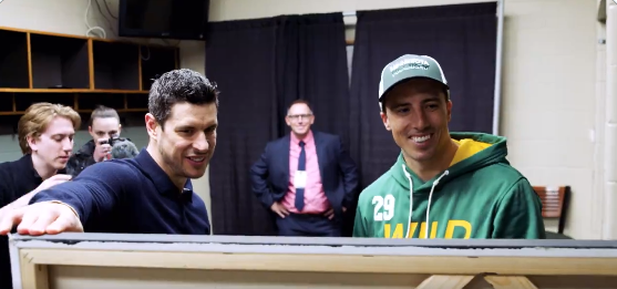 Sidney Crosby présente un cadeau à Marc-André Fleury pour son 1000e match en carrière