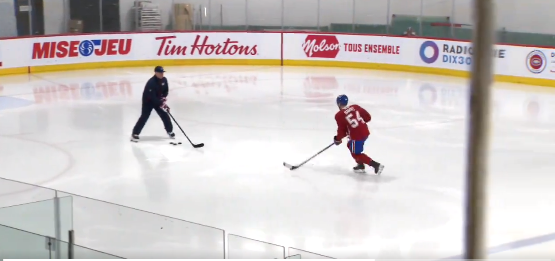 Jordan Harris est à l’aise sur la glace du centre d’entraînement, malgré sa blessure