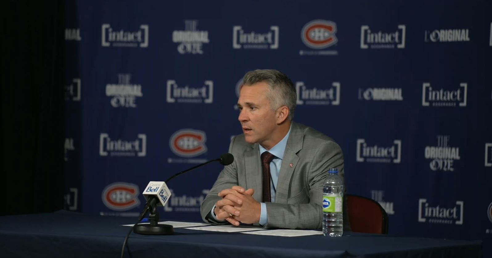 Martin St-Louis intègre Kirby Dach lors des réunions d’avant-match