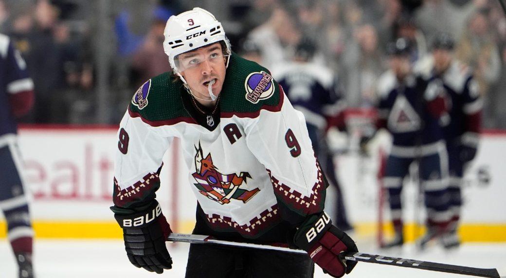 L’entraîneur-chef des Coyotes de l’Arizona André Tourigny vient de confirmer que l’attaquant Clayton Keller sera absent contre le Canadien