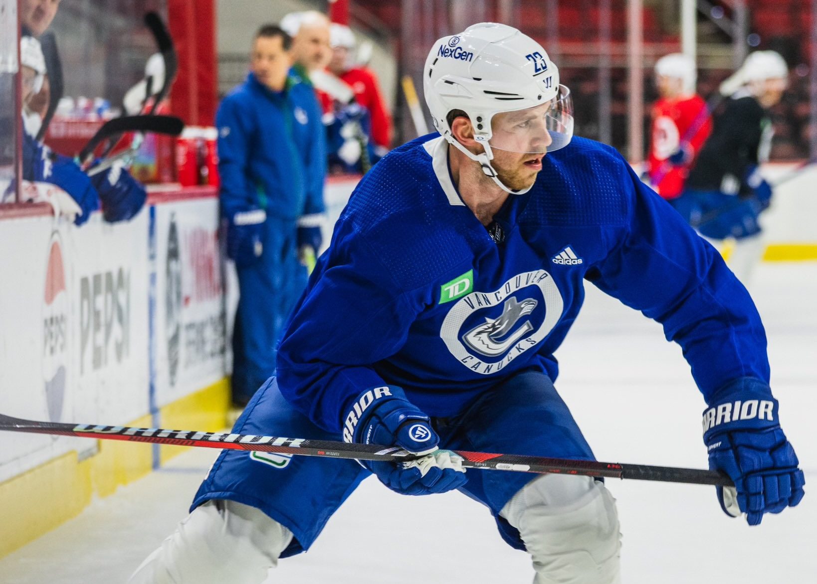 Les Canucks pourraient déjà échanger Elias Lindholm, selon Chris Johnston