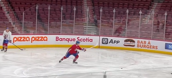 Juraj Slafkovsky est indécis avec ses bâtons de hockey