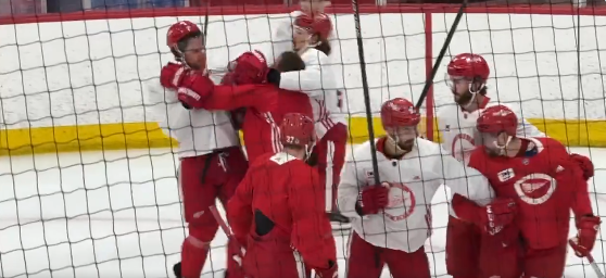 Une mêlée éclate à l’entraînement des Red Wings entre Ben Chariot et Lucas Raymond