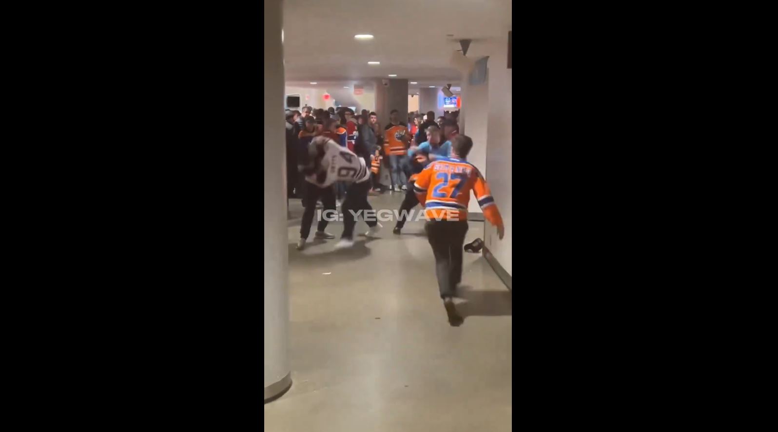 Bagarre entre partisans à la fin du match Canadiens vs Oilers