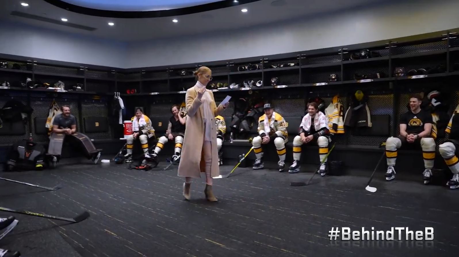 Céline Dion rayonne en dévoilant l’alignement des Bruins de Boston