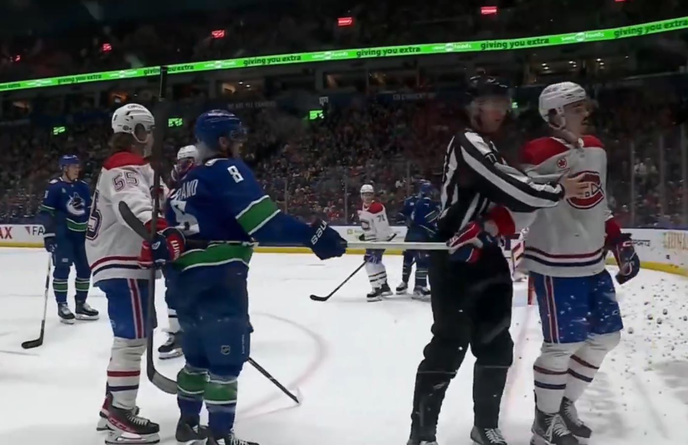 Tension palpable entre Conor Garland et Arber Xhekaj lors du match entre le Canadien de Montréal et les Canucks de Vancouver