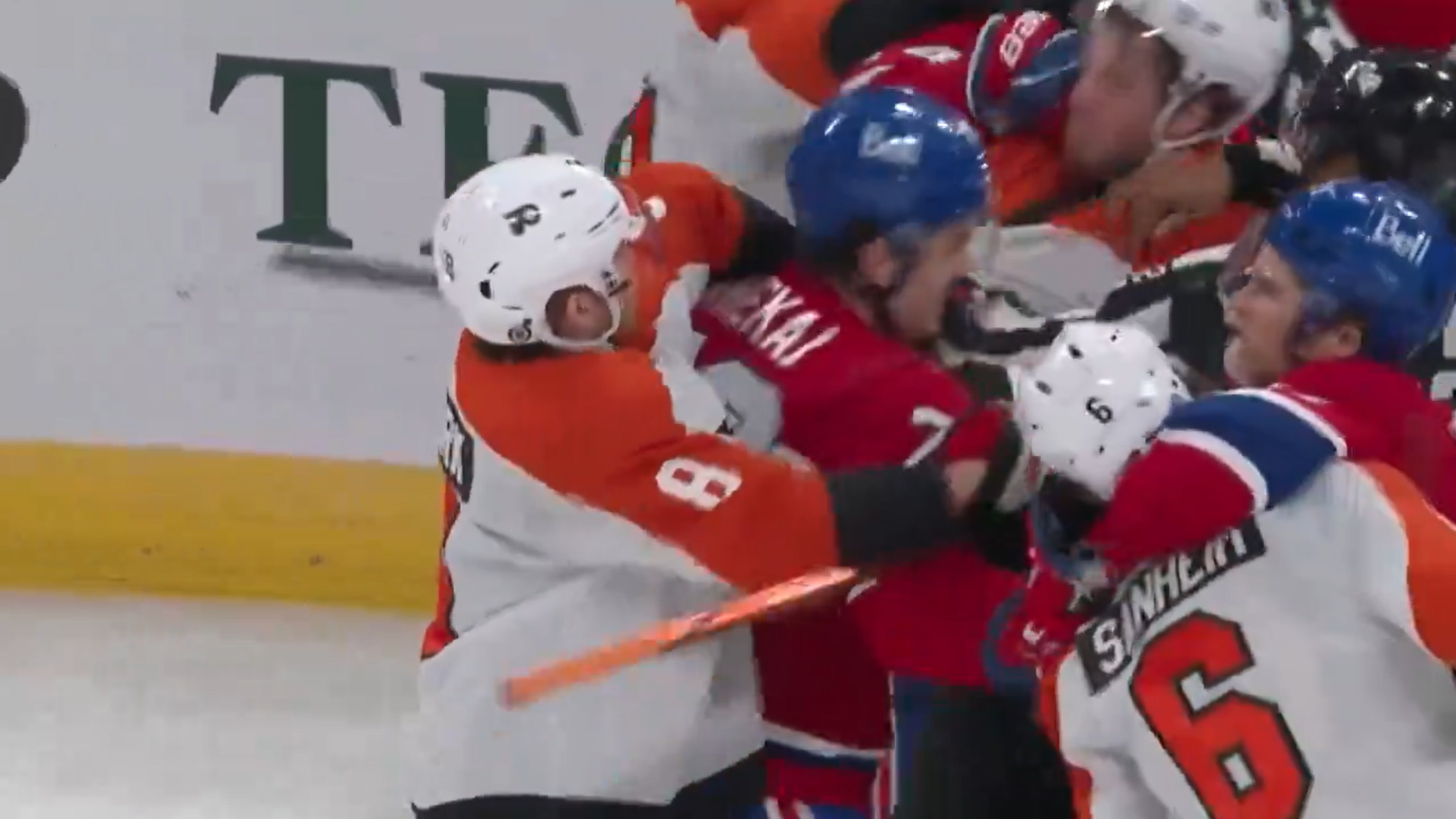 Arber Xhekaj s’est amusé avec trois joueurs des Flyers hier