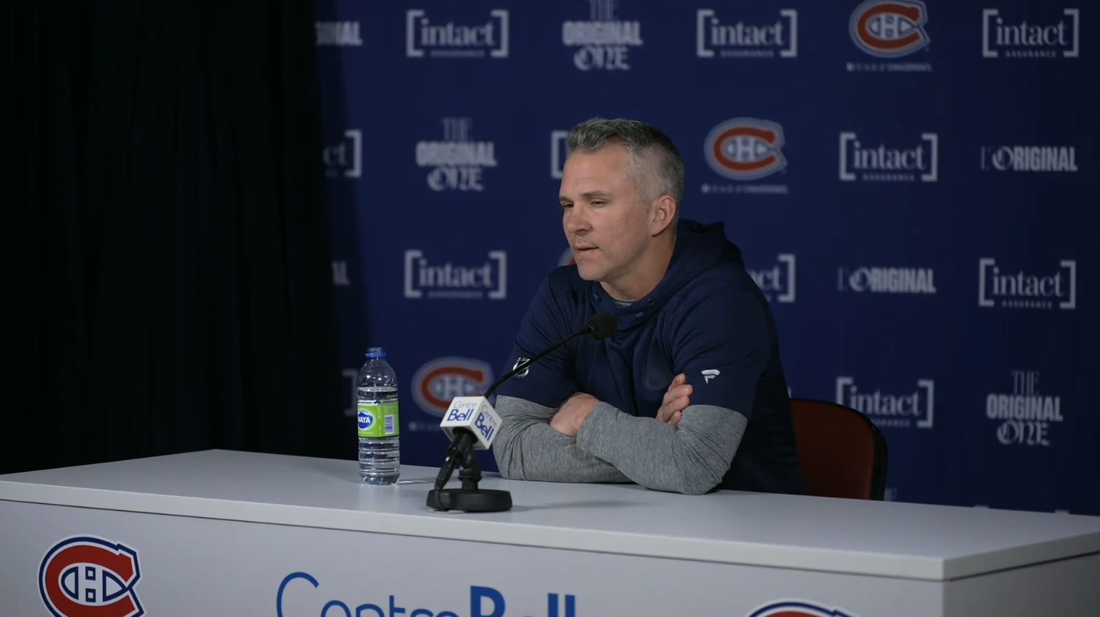 Moment cocasse lors du point de presse de Martin St-Louis