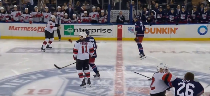 Le match Rangers-Devils débute avec une bagarre générale