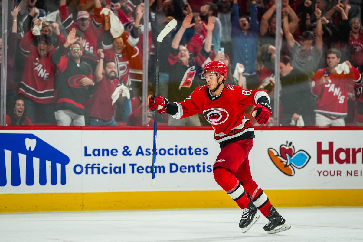 Jesperi Kotkaniemi gaspille une autre opportunité avec les Hurricanes