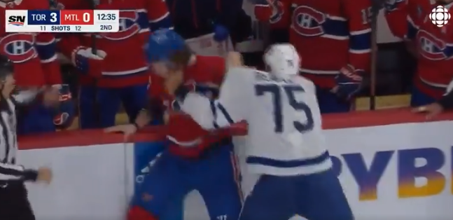 Michael Pezzetta se fait dominer sans bon sens par Ryan Reaves