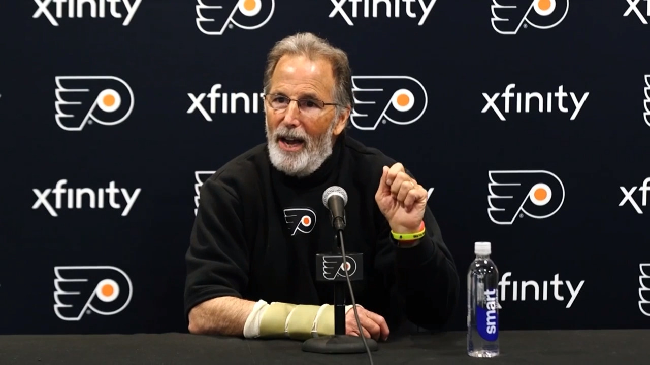 John Tortorella: Tous les joueurs des Flyers devant les médias