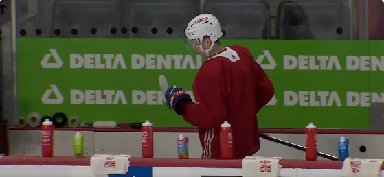 Lane Hutson casse la glace à l’entraînement du Canadien