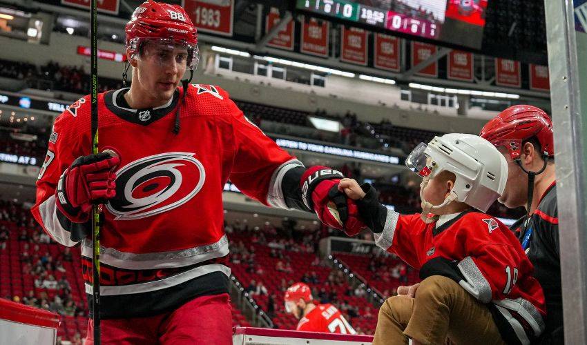 Martin Necas des Hurricanes est une option pour le Canadien cet été