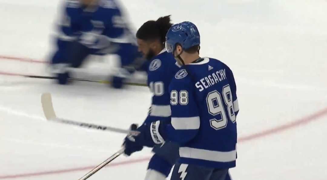 Mikhail Sergachev participe à l’échauffement du match numéro 4