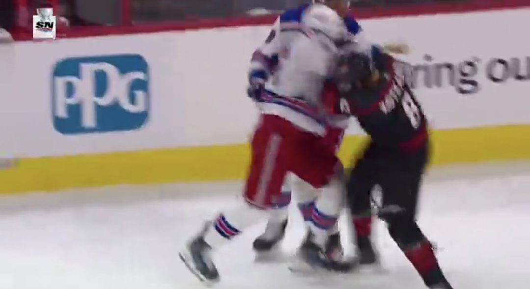 Jesperi Kotkaniemi se bat contre Jimmy Vesey