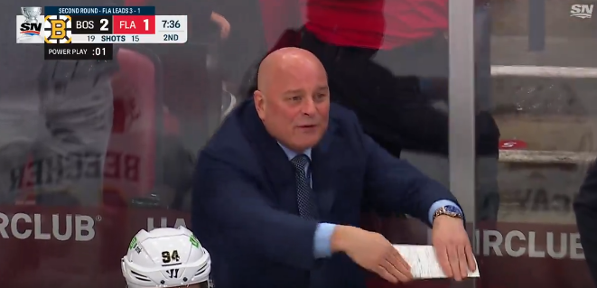 Jim Montgomery fait encore des siennes avec les arbitres