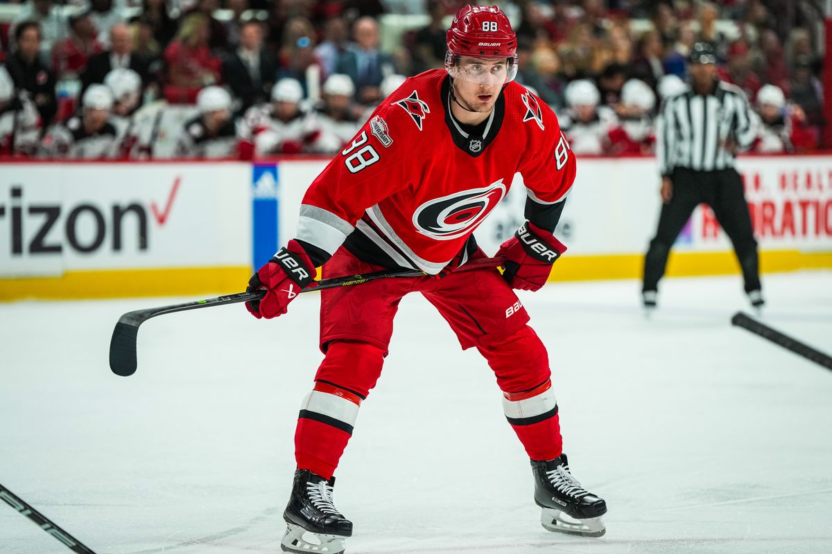 Martin Necas serait sur son départ des Hurricanes
