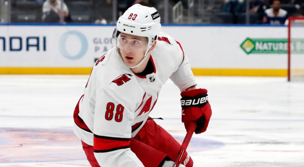 Martin Necas est une cible intéressante pour le Canadien de Montréal