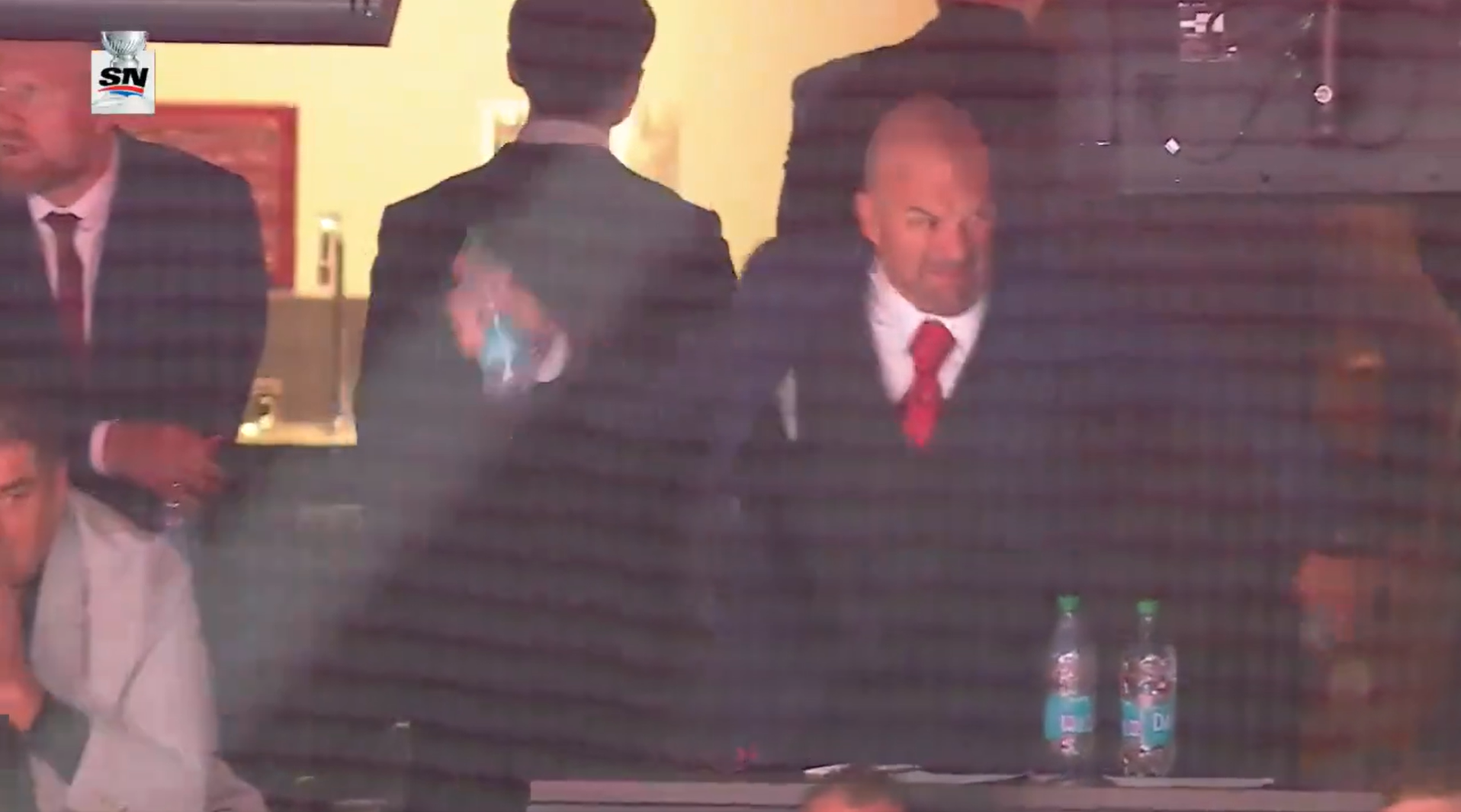 Défaite au match 5: le DG des Panthers Bill Zito lance une bouteille d’eau