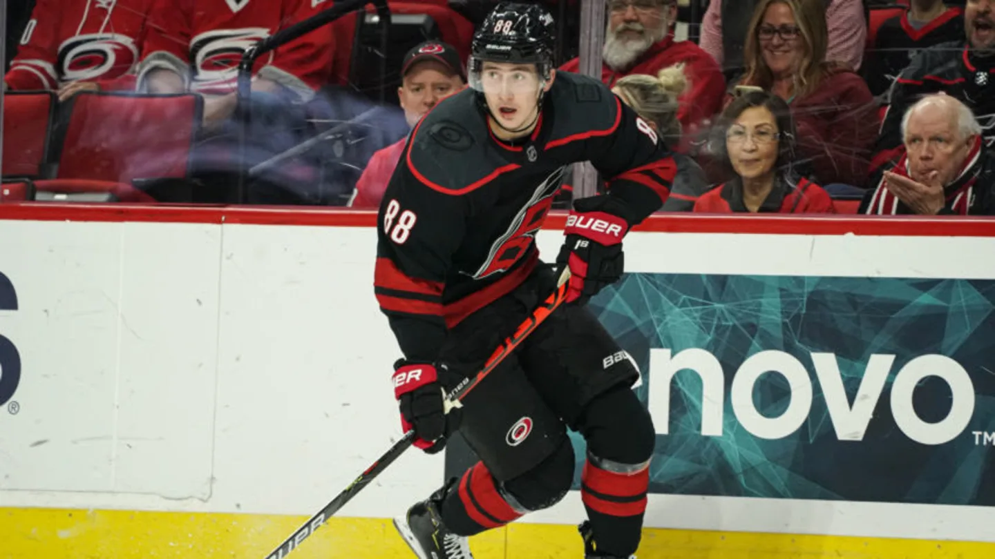 Des équipes de la LNH envisagent de faire une offre hostile pour Martin Necas