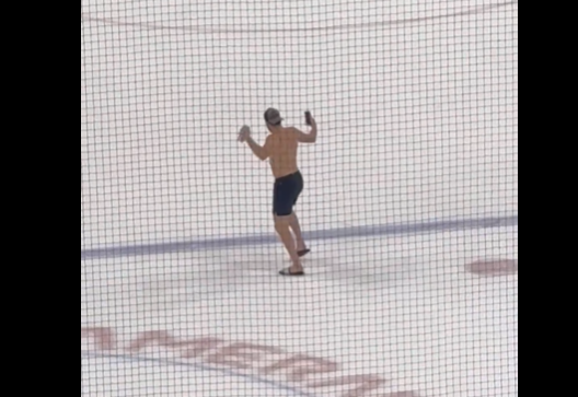 Matthew Tkachuk explose des bières sur la patinoire lors des célébrations