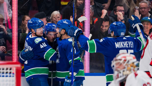 Les Canucks échangeraient deux vétérans aux Blackhawks pour libérer des salaires