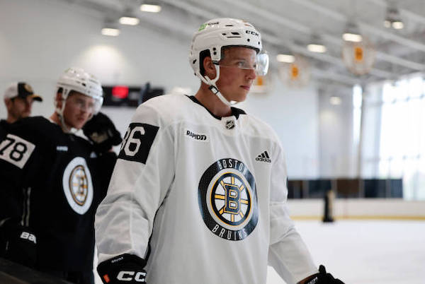 L’espoir des Bruins de Boston Cole Spicer quitte le hockey