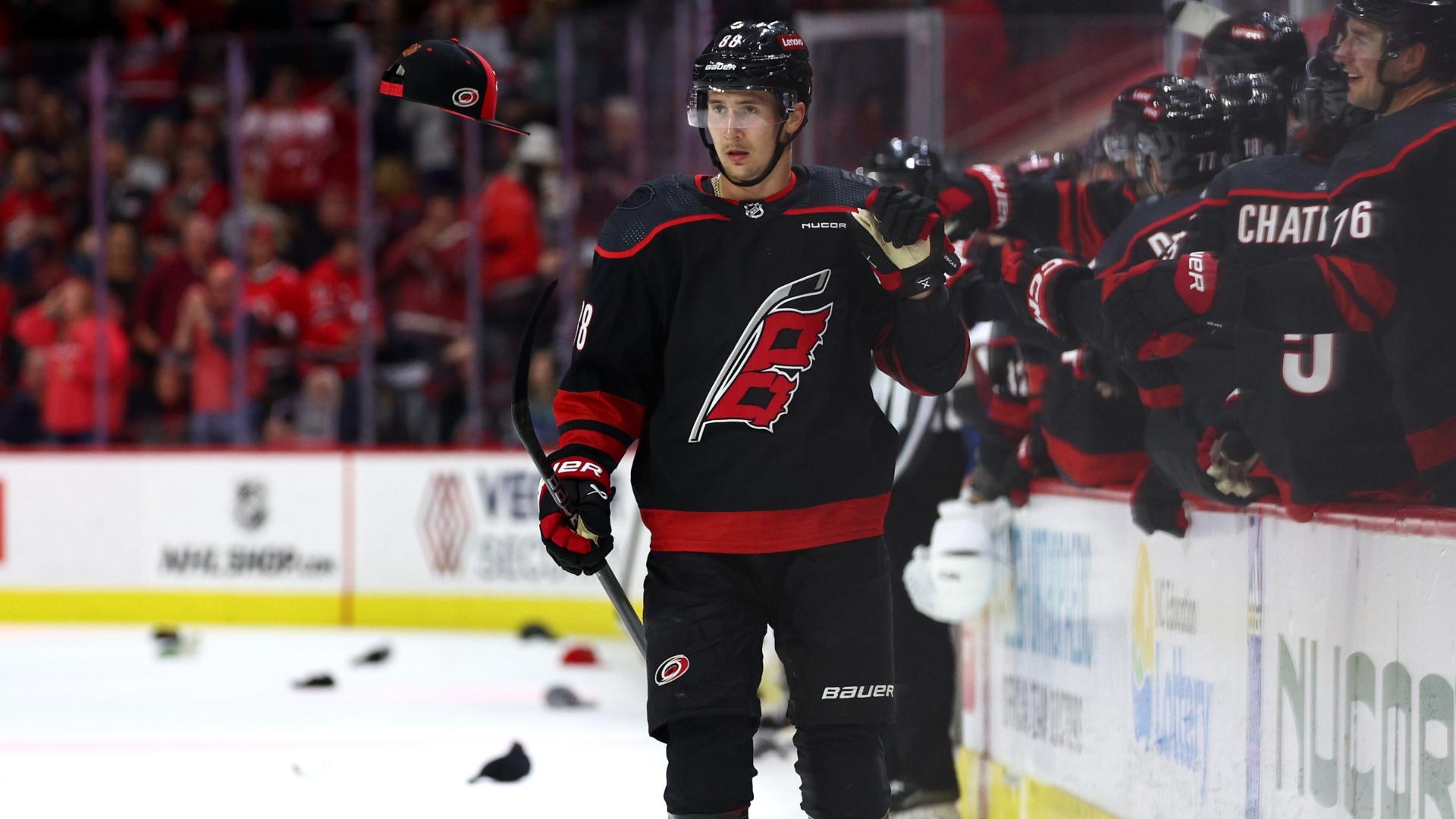 Martin Necas obtient un nouveau contrat des Hurricanes de la Caroline
