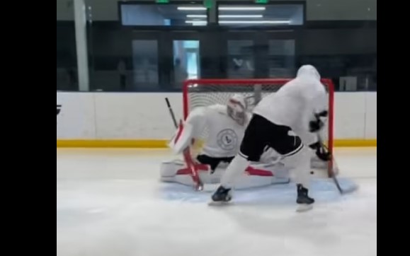 Lane Hutson en met plein la vue lors d’un événement de Bauer Hockey