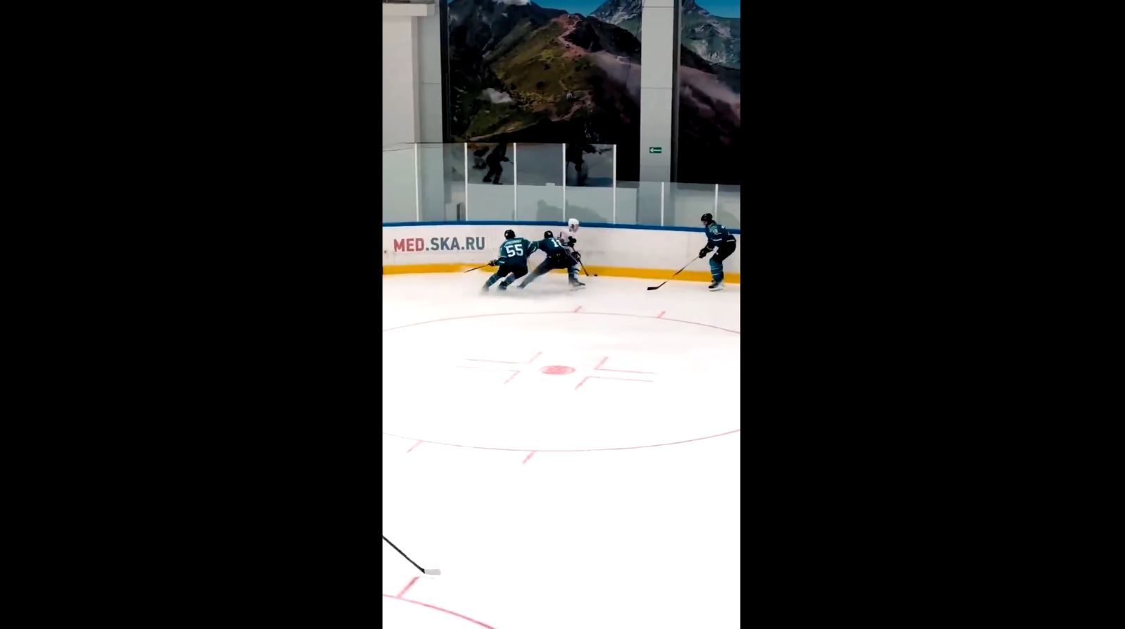 Ivan Demidov déjoue trois joueurs adverses dans un match de pré-saison de la KHL