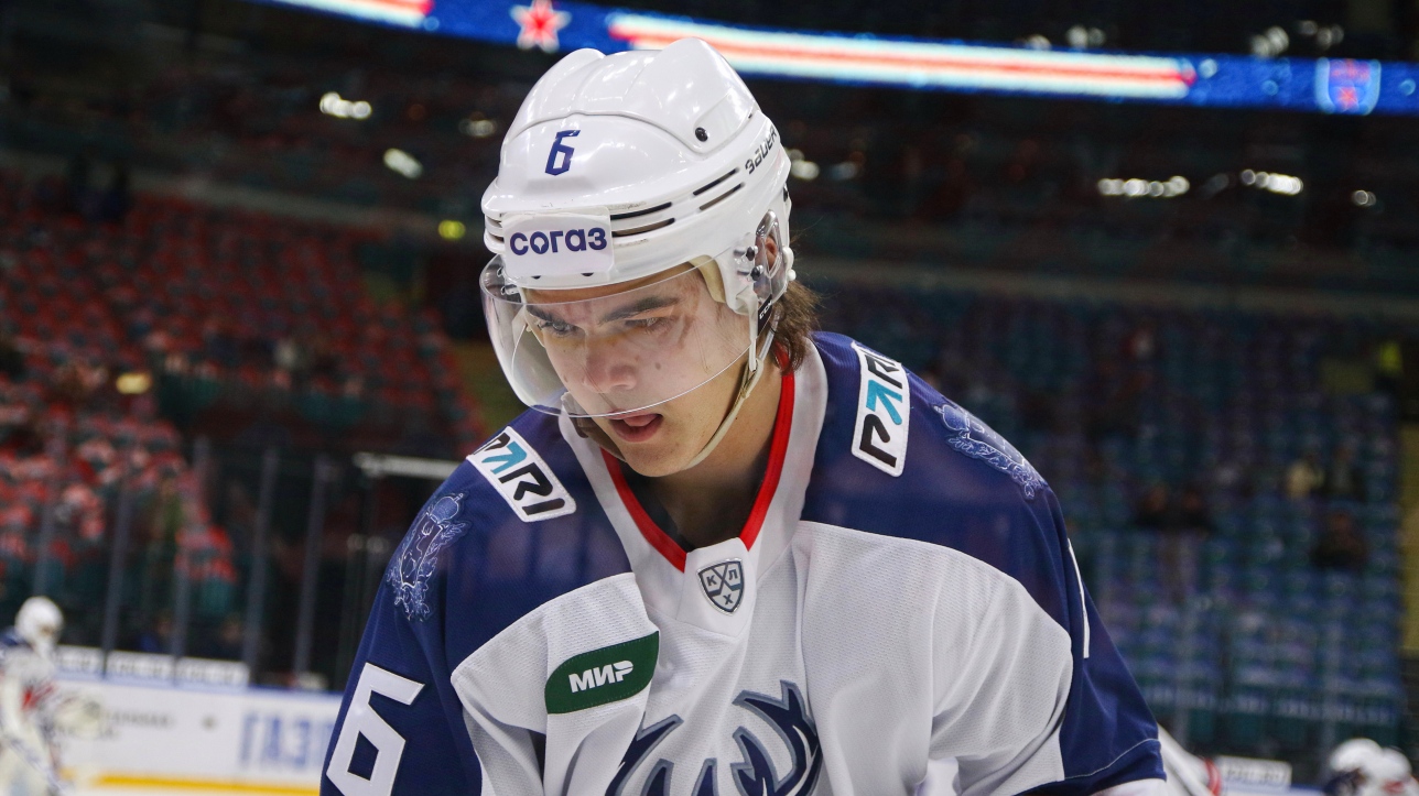 L’espoir des Canadiens Bogdan Konyushkov a perdu son titre de capitaine et il évolue sur la 3e paire