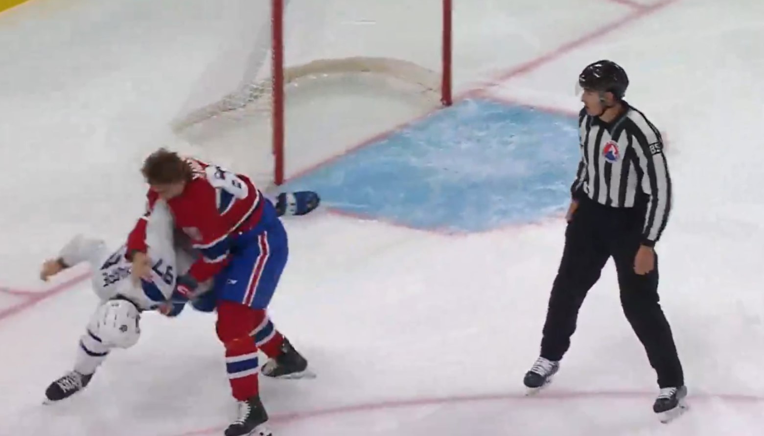 Florian Xhekaj est déjà impliqué dans un combat au début du match contre les Maple Leafs