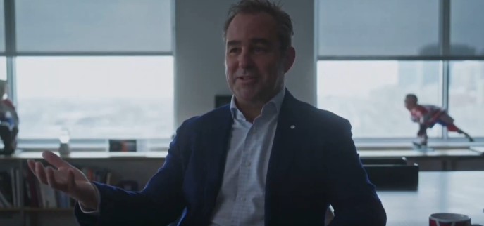 Geoff Molson est impliqué dans une scène où il se fait insulter dans la série documentaire des Canadiens