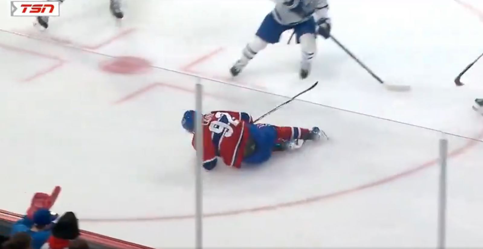 Cédric Paré blesse Patrik Laine et il quitte la partie