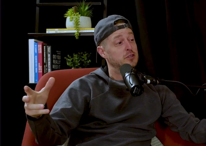Olivier Primeau est comparé à Norman Flynn à la suite de son commentaire sur Patrik Laine dans un podcast