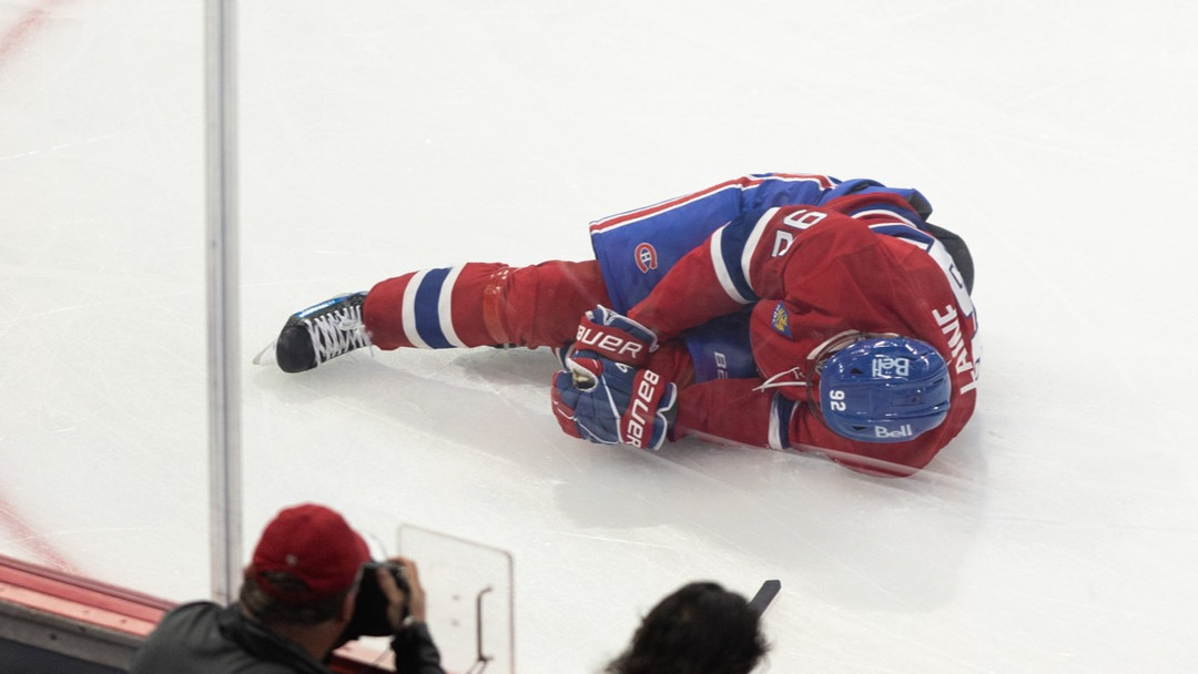 Georges Laraque ramasse Cédric Paré et les joueurs des Canadiens après la blessure à Patrik Laine