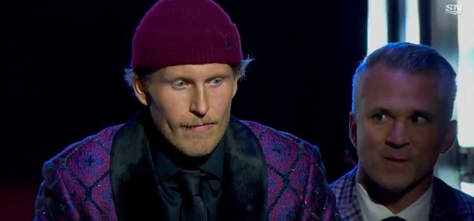 Scène inspirante impliquant Patrik Laine et Martin St-Louis durant la présentation des joueurs