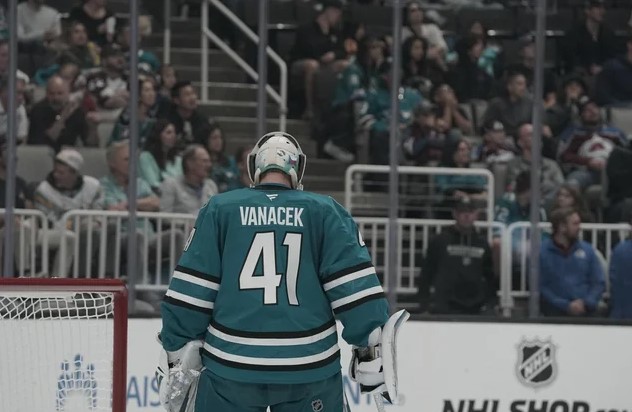 Les Sharks de San Jose se trompent royalement avec le chandail de leur nouveau gardien de but