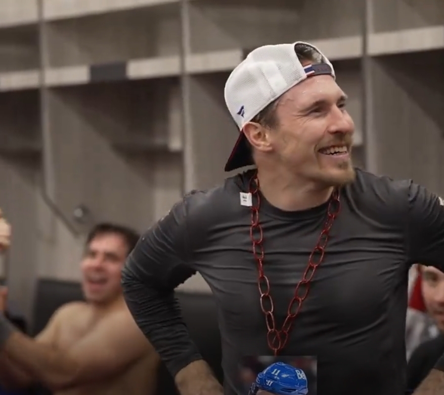 Des festivités dans le vestiaire des Canadiens après la victoire à Philadelphie