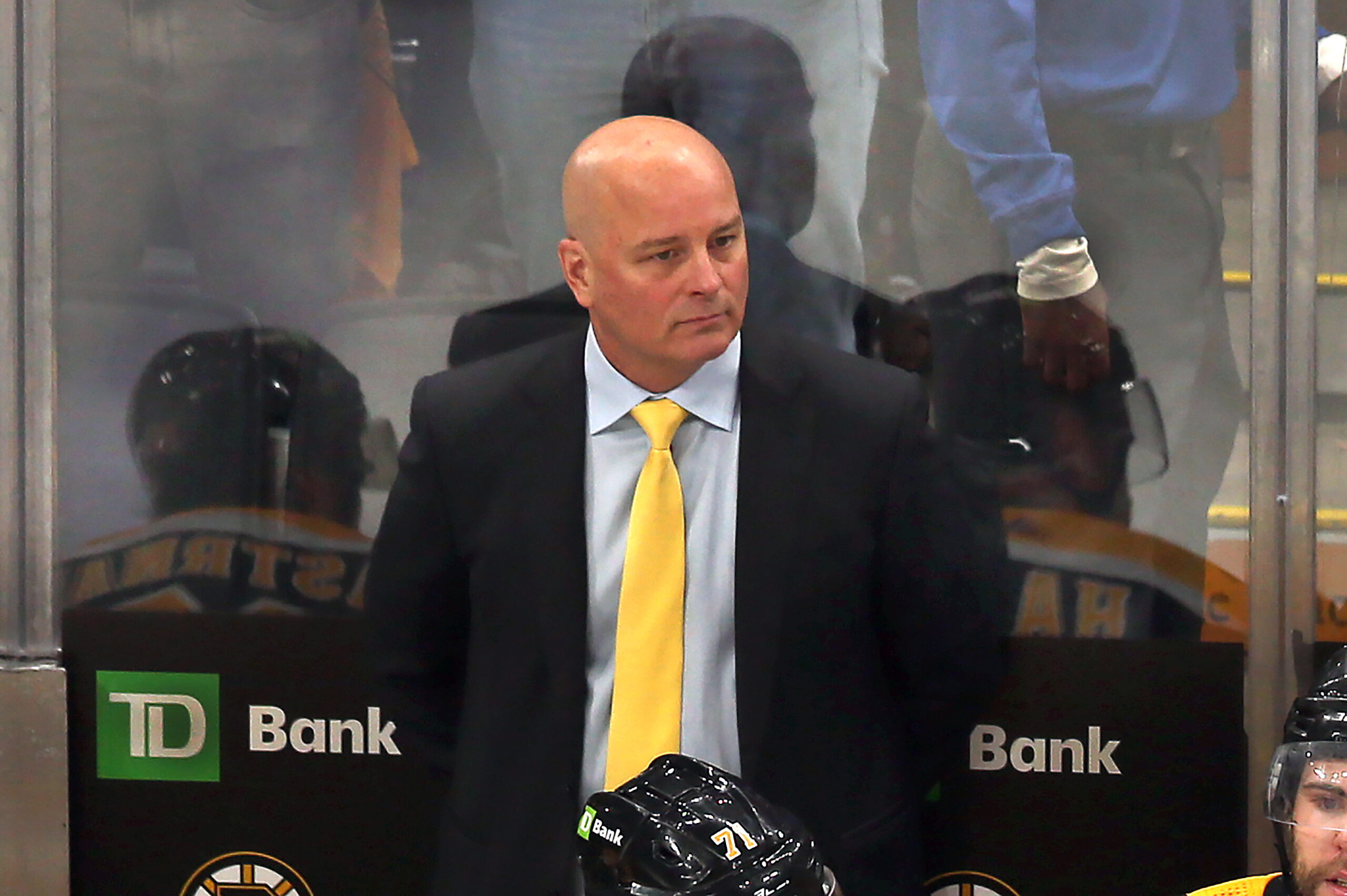 L’entraîneur des Bruins Jim Montgomery est sur la corde raide, selon plusieurs sources dans la LNH